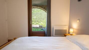 2 bedrooms, iron/ironing board, free WiFi