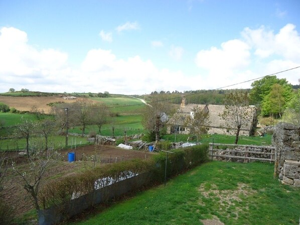 Property grounds - Gîtes de France 4/6 people in Les Laubies (SAINT ETIENNE DU VALDONNEZ)