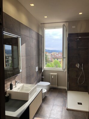 Douche, séchoir à cheveux, bidet, serviettes fournies