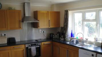 Cottage | Private kitchen | Dishwasher, cookware/dishes/utensils
