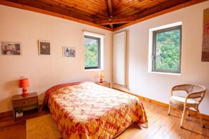 2 bedrooms, travel cot