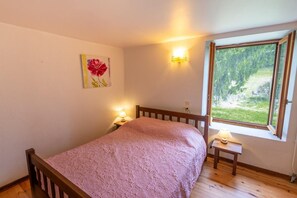 2 dormitorios, tabla de planchar con plancha, cuna de viaje