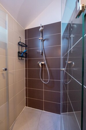 Shower, hair dryer - House (BAGNOLS-LES-BAINS)