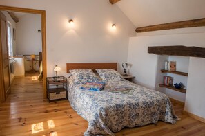 1 bedroom, iron/ironing board, travel cot - House (POMPIDOU (LE))