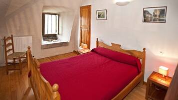 1 bedroom, travel crib