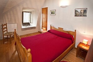 1 bedroom, travel crib