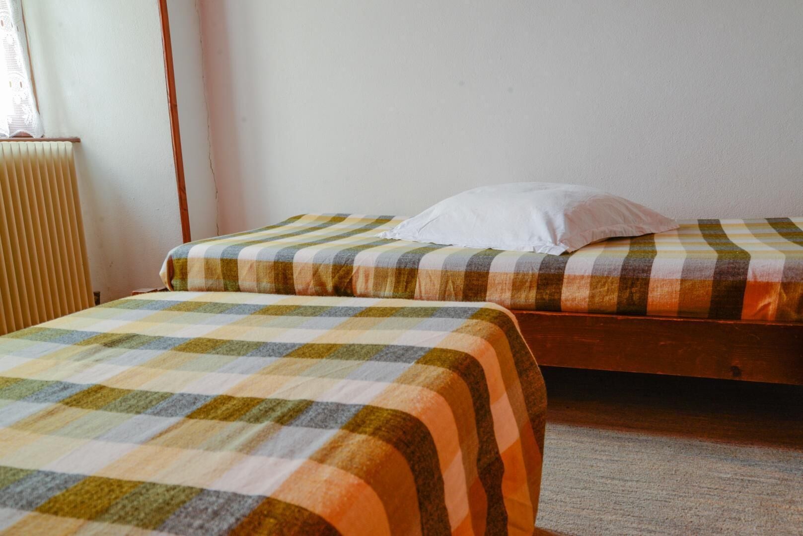 3 bedrooms, iron/ironing board, travel crib