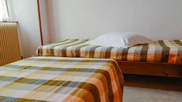 3 bedrooms, iron/ironing board, travel crib