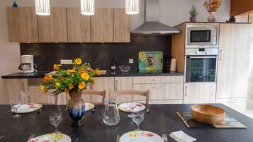 Een koelkast, een microgolfoven, een oven, een vaatwasser