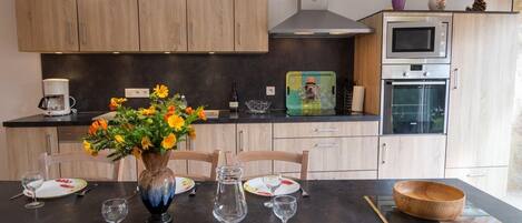 冷蔵庫、電子レンジ、オーブン、食器洗い機