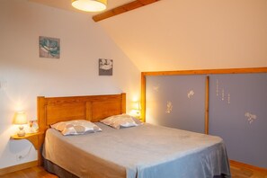 3 bedrooms, iron/ironing board, travel cot, free WiFi