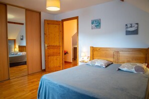 3 bedrooms, iron/ironing board, travel cot, free WiFi - House (CHADENET)