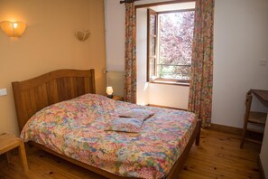 2 quartos, ferros/tábuas de passar roupa, Wi-Fi de cortesia