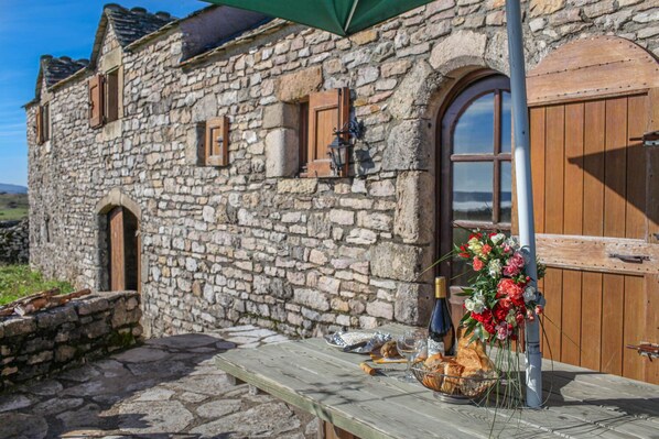 تناول الطعام بالخارج