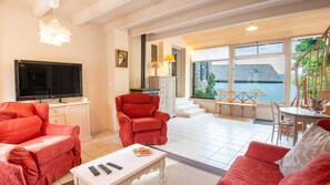 Téléviseur, lecteur de DVD, livres