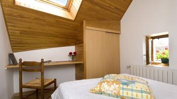 2 chambres, fer et planche à repasser, lit de bébé portatif