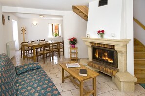 TV, fireplace, DVD player, books