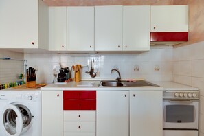 Jääkaappi, mikroaaltouuni, uuni, liesi