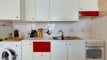 Een koelkast, een magnetron, een oven, een kookplaat