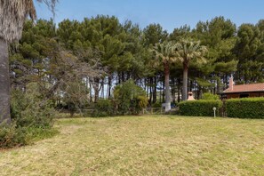 Property grounds - Apartment 'Home Holidays Pintadera 1' with Garden & Wi-Fi (Bosa)
