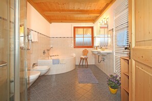 Bathtub, towels