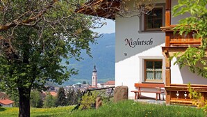 Un edificio con un cartello 'Nigstich' e una torre sullo sfondo.