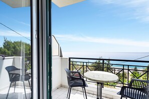 Outdoor dining - Apartment 'Sunset Premium Studio B' with Sea View, Shared Pool & Wi-Fi (Lefkada)