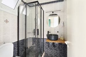 Shower, hair dryer, towels - Apartment 'Sunset Premium Studio B' with Sea View, Shared Pool & Wi-Fi (Lefkada)