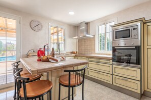 Frigorífico, microondas, horno y placa de cocina