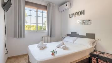 4 bedrooms, iron/ironing board, free WiFi, bed sheets