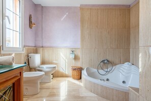 Badewanne, Haartrockner, Handtücher