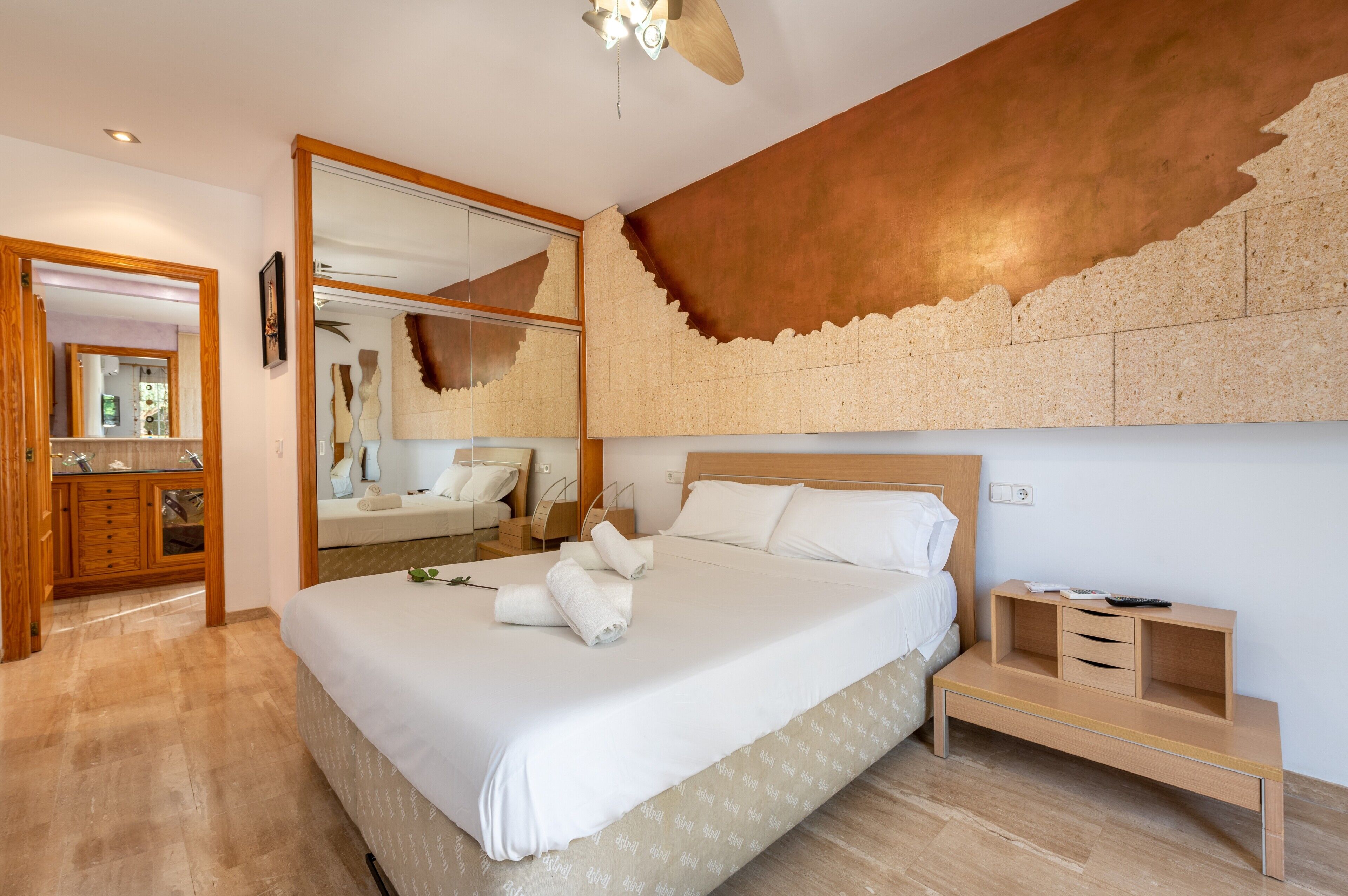 4 makuuhuonetta, silitysrauta/-lauta, ilmainen Wi-Fi, vuodevaatteet