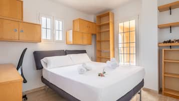 4 bedrooms, iron/ironing board, free WiFi, bed sheets