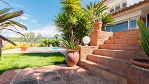 A patio with a pool, terraced steps, and potted plants. - Villa 'Berganti' with Private Pool, Wi-Fi, and Air Conditioning (Canet de Mar)