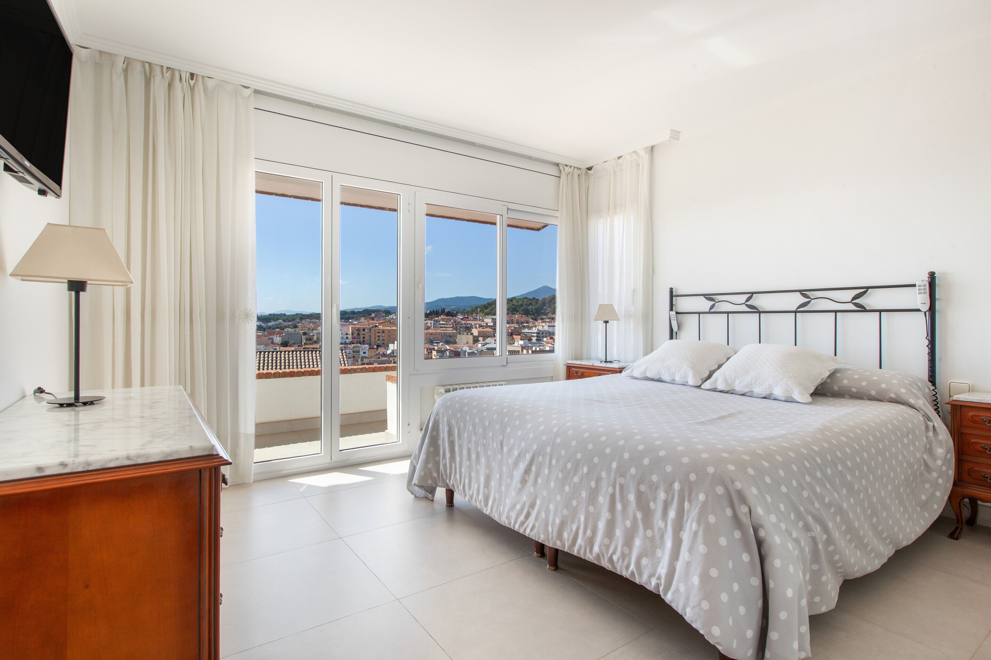 5 bedrooms, iron/ironing board, free WiFi, bed sheets