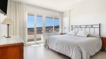 5 bedrooms, iron/ironing board, free WiFi, bed sheets