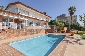 Pool - Villa 'Berganti' with Private Pool, Wi-Fi, and Air Conditioning (Canet de Mar)