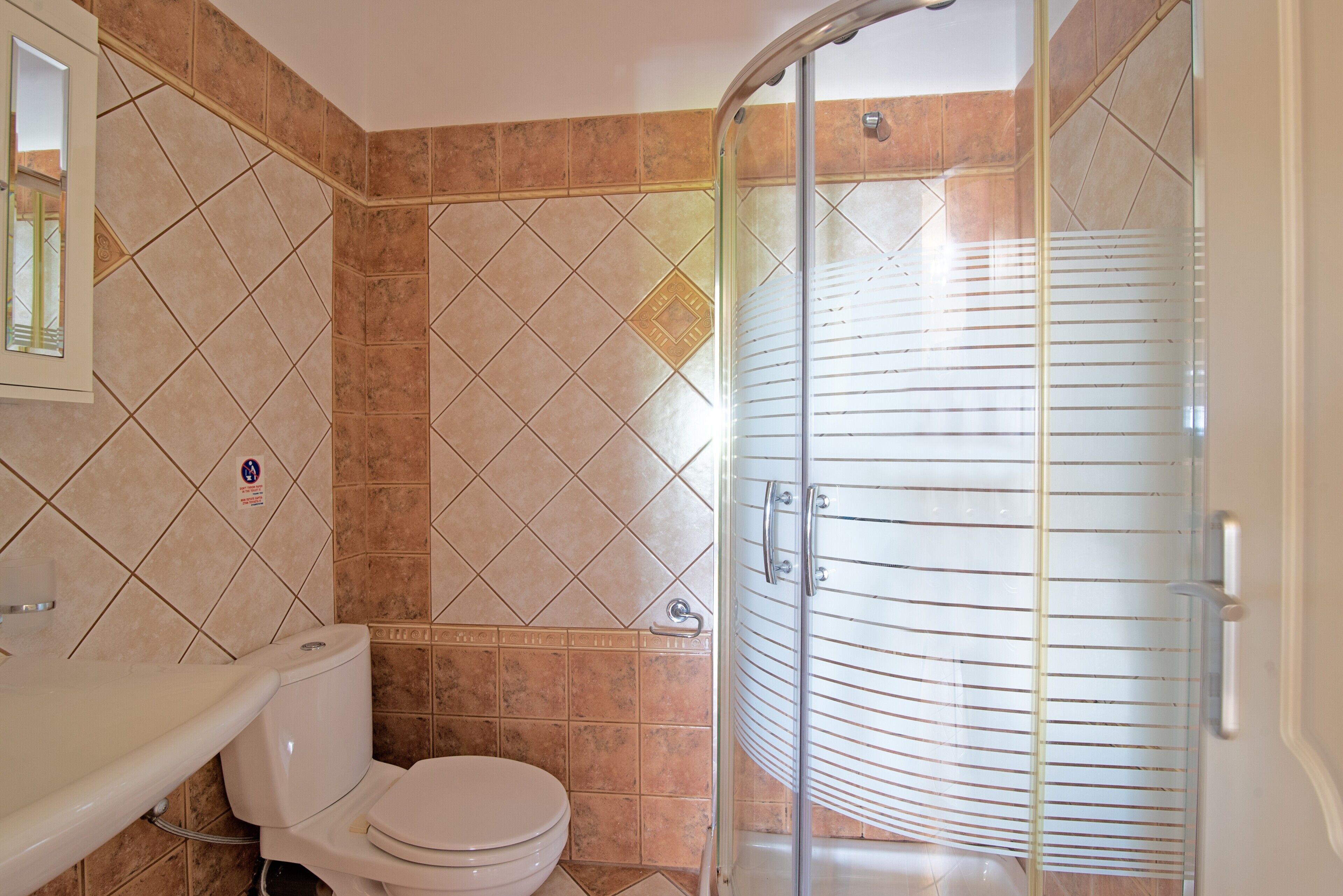 Een douche, een haardroger, handdoeken