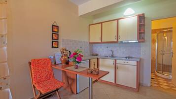 Réfrigérateur, plaque de cuisson, cafetiÚre/bouilloire