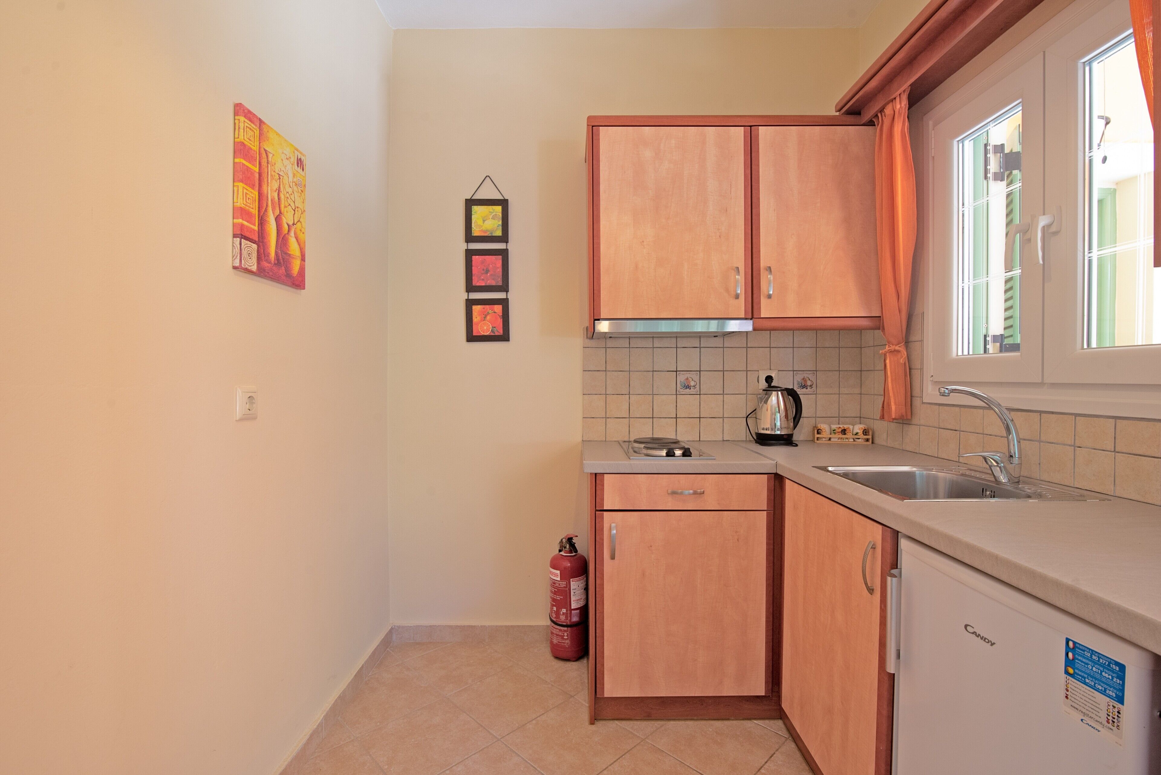 Réfrigérateur, plaque de cuisson, cafetière/bouilloire