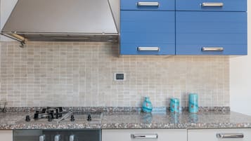 Réfrigérateur, four, plaque de cuisson, lave-vaisselle