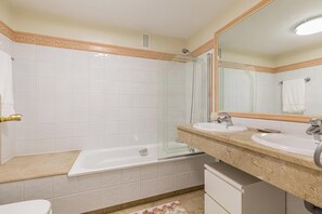 Bathtub, hair dryer, towels - Holiday apartment  for rent PuertoBanus (Marbella)