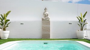 A pool with a Buddha statue in the center, surrounded by white walls and potted plants. - Holiday Home 'Casa La Teja 2' with Pool and Wi-Fi (Vejer de la frontera)