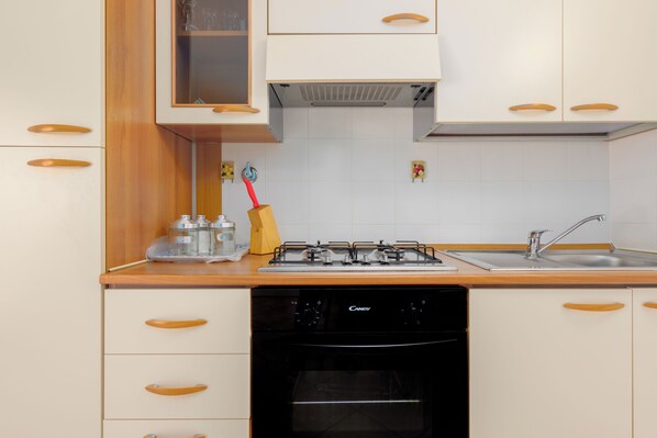 Kühlschrank, Ofen, Herdplatte, Kochgeschirr/Geschirr/Besteck