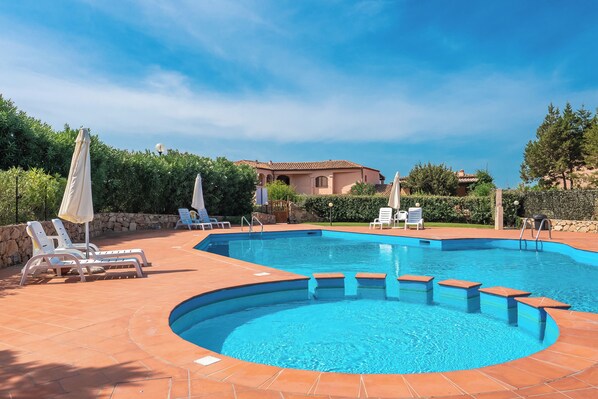 Pool - Apartment Casa Turisarda with Shared Pool, Terrace & A/C (Baja Sardinia)