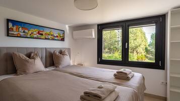 6 bedrooms, iron/ironing board, free WiFi, bed sheets