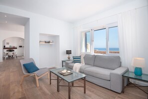 TV - Holiday Home 'Villa Domus Alba AB' with Sea View, Pool & Wi-Fi (Felanitx)