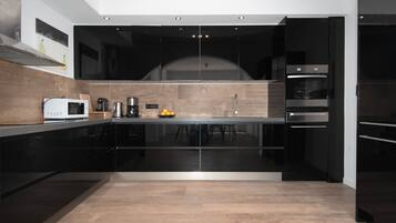 Een koelkast, een magnetron, een oven, een kookplaat