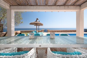 Outdoor dining - Holiday Home 'Villa Domus Alba AB' with Sea View, Pool & Wi-Fi (Felanitx)