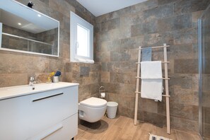 Bathtub, hair dryer, towels - Holiday Home 'Villa Domus Alba AB' with Sea View, Pool & Wi-Fi (Felanitx)
